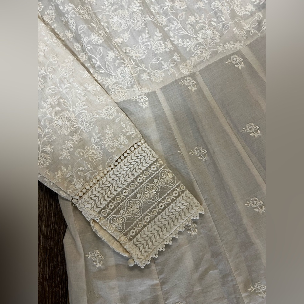 Elegant White Ethnc brand Pakistani Indian dress - Picture 4 of 9